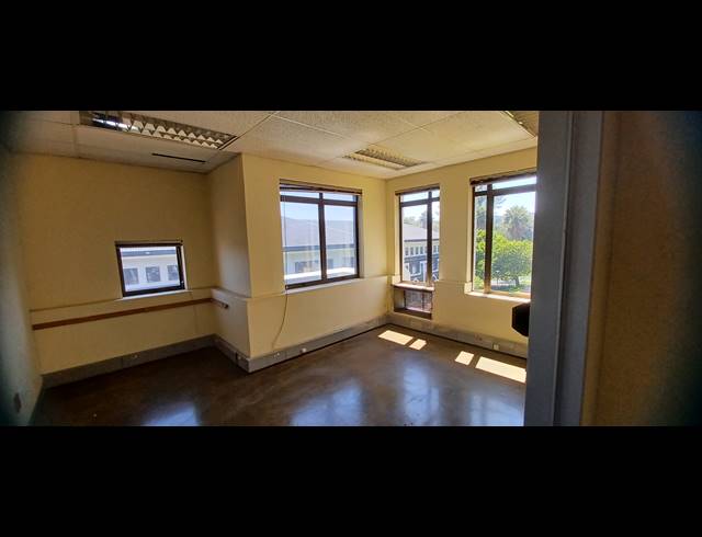 389M² OFFICE TO LET IN HYDE PARK